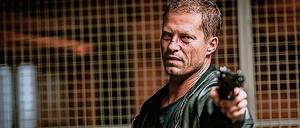 So ramponiert wie Bruce Willis in "Stirb langsam". Allerdings braucht Til Schweiger als "Tatort"-Ermittler Nick Tschiller dafür keine fünf Minuten.