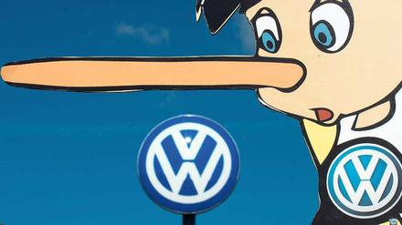 Mit dem Pinocchio-Plakat protestiert Greenpeace gegen den Abgasbetrug von Volkswagen. Doch auch Bundesverkehrsminister Alexander Dobrindt ist in der Kritik.