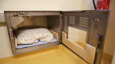 Die Babyklappe im St. Joseph Krankenhaus in Tempelhof von der Innenseite. Babyklappen gelten als umstritten, haben aber schon vielen Kindern das Leben gerettet.