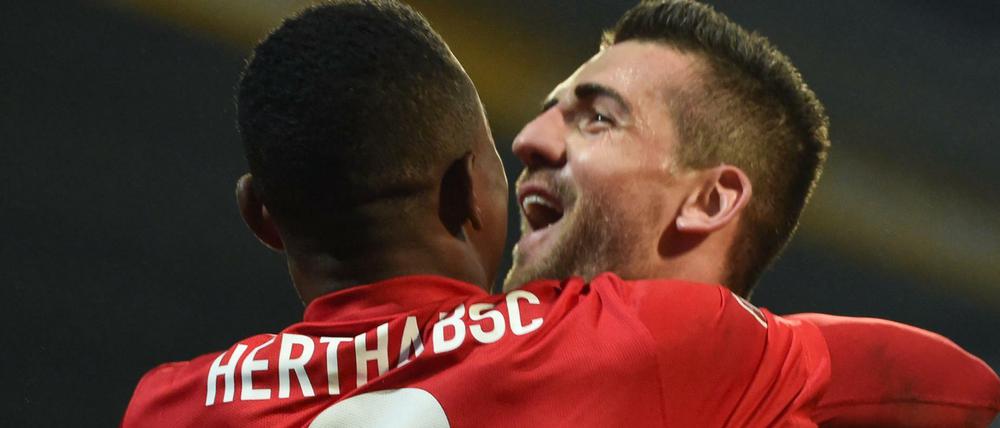 Salomon Kalou (links) und Vedad Ibisevic jubeln nach dem Tor zum 4:0.