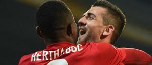 Salomon Kalou (links) und Vedad Ibisevic jubeln nach dem Tor zum 4:0.