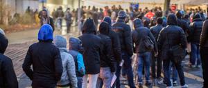 Bei Wind und Wetter stehen täglich hunderte Flüchtlinge zur Registrierung am Lageso an.