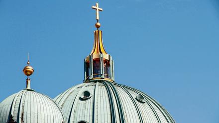 Ihr Kinderlein kommet. Im Souterrain des Berliner Domes werden gerade Betten, Raumteiler und Lichtinstallationen aufgebaut, Duschen sind bereits vorhanden.