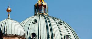 Ihr Kinderlein kommet. Im Souterrain des Berliner Domes werden gerade Betten, Raumteiler und Lichtinstallationen aufgebaut, Duschen sind bereits vorhanden.