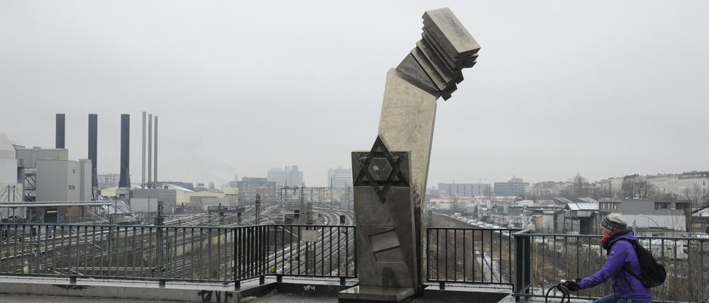 Das Mahnmal auf der Putlitzbrücke in Berlin-Moabit erinnert an die Deportation der Berliner Juden (Archivbild).