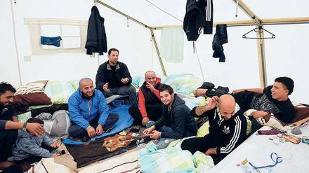 Viele Flüchtlinge aus Syrien kommen zunächst alleine. Sie hoffen auf den Nachzug ihrer Ehefrauen und minderjährigen Kinder.