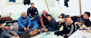 Viele Flüchtlinge aus Syrien kommen zunächst alleine. Sie hoffen auf den Nachzug ihrer Ehefrauen und minderjährigen Kinder.