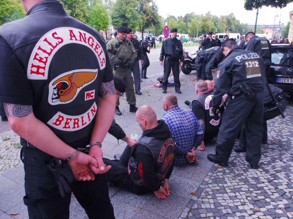 Eine Polizeikontrolle in Charlottenburg.