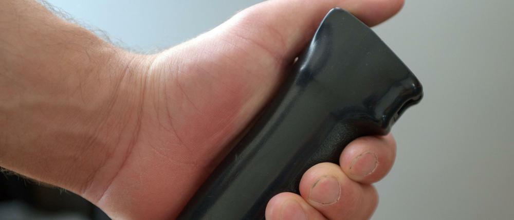 Die Piraten fordern weniger Pfefferspray-Einsätze von der Polizei.