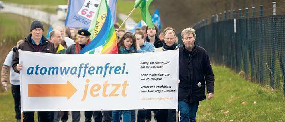 Demonstranten vor dem Fliegerhorst Büchel forderten beim Ostermarsch den Abzug der Atomwaffen aus Deutschland.