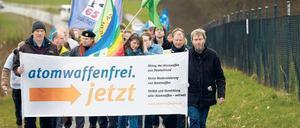 Demonstranten vor dem Fliegerhorst Büchel forderten beim Ostermarsch den Abzug der Atomwaffen aus Deutschland. 