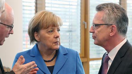 CDU-Fraktionschef Volker Kauder (l-r), Bundeskanzlerin Angela Merkel und Bundesinnenminister Thomas de Maiziere unterhalten sich am 09.11.2015 zu Beginn der CDU-Präsidiumssitzung im Konrad-Adenauer-Haus in Berlin. 