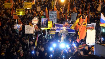 Anhänger des Bündnisses Pegida demonstrieren auf dem Theaterplatz in Dresden. 