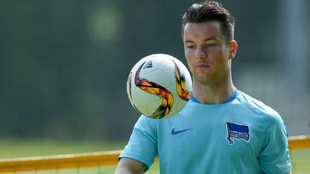 Im Training ist Alexander Baumjohann schon nah am Ball.
