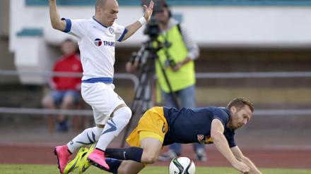 Salzburgs Christian Schwegler (rechts) stolpert auch gegen Nenad Adamovic von Dinamo Minsk.