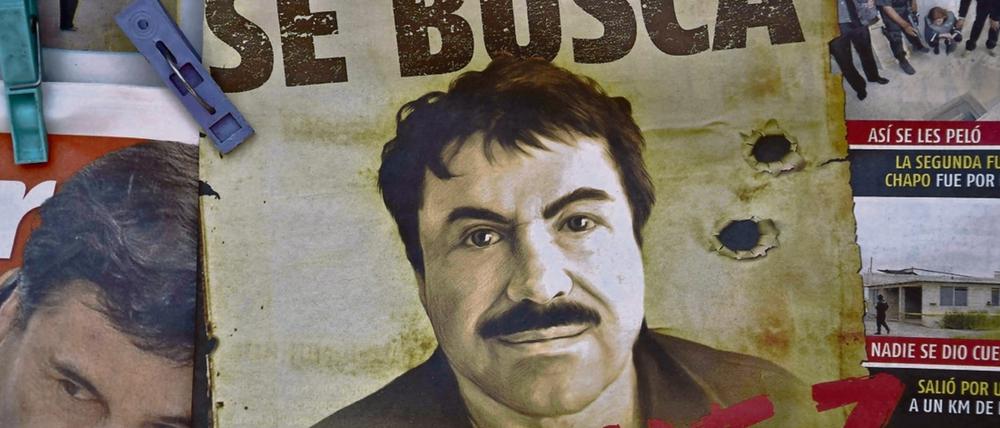 Der mexikanische Drogenbaron Joaquín "El Chapo" Guzmán - hier auf dem Titelbild einer Zeitung - ist weiter auf der Flucht.