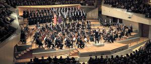 Die Berliner Philharmoniker und der Rundfunkchor spielen Beethovens Neunte.