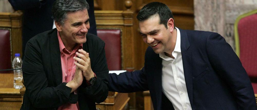 Griechenlands Finanzminister Euclid Tsakalotos und Ministerpräsident Alexis Tsipras bei der Debatte um das neue Reformpaket im Parlament in Athen.