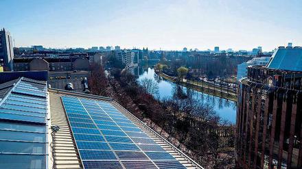 Unten schlängelt sich die Spree, oben glänzen Solarpaneele in der Sonne. Der GSG-Hof in der Reuchlinstraße ist einer von 28, die mit Photovoltaik auf dem Dach ausgestattet wurden. 