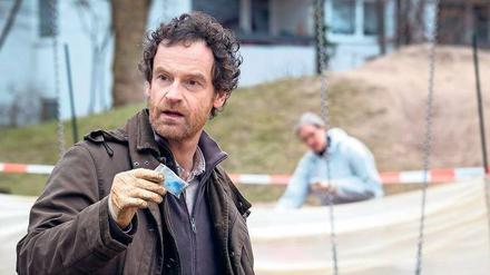 Tödliche Bonbons. Ein sechsjähriges Mädchen stirbt, weil auf dem Spielplatz Kokain-Kugeln versteckt waren. Einige davon findet Kommissar Peter Faber (Jörg Hartmann). 