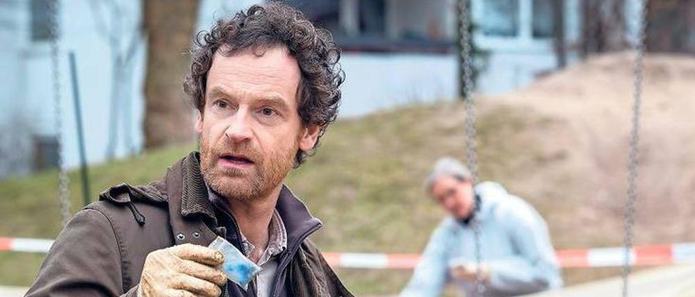 Tödliche Bonbons. Ein sechsjähriges Mädchen stirbt, weil auf dem Spielplatz Kokain-Kugeln versteckt waren. Einige davon findet Kommissar Peter Faber (Jörg Hartmann). 