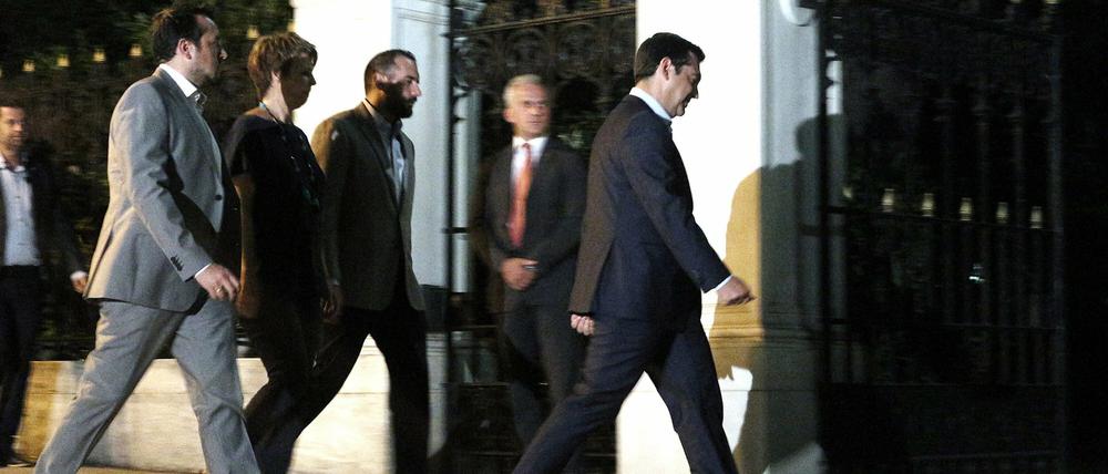 epa04890607 Greek Prime Minister Alexis Tsipras (R), followed by ministers, enters the Presidential Palace for a meeting with Greek President Prokopis Pavlopoulos in Athens, Greece, on 20 August 2015. Tsipras submitted his resignation to President Prokopis Pavlopoulos on Thursday night, after a televised statement in which he asked Greeks to give him a clear mandate in the upcoming national elections.New elections are to take place in Greece on 20 September, government sources announced 20 August 2015, adding that Tsipras will step down to make way for the new polls. EPA/IGOR TALAEVIC +++(c) dpa - Bildfunk+++