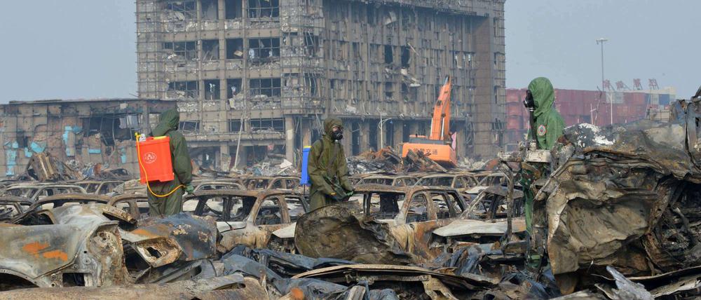 Mitarbeiter der Umweltbehörde in China nehmen Proben in Tianjin. Bei den Explosionen in einem Frachthafen waren 114 Menschen ums Leben gekommen. 