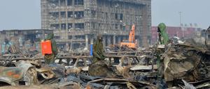 Mitarbeiter der Umweltbehörde in China nehmen Proben in Tianjin. Bei den Explosionen in einem Frachthafen waren 114 Menschen ums Leben gekommen.