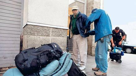 Im Visier. In vielen amerikanischen Großstädten wie hier in Los Angeles gibt es spezielle Polizeieinheiten, die Obdachlose kontrollieren. 