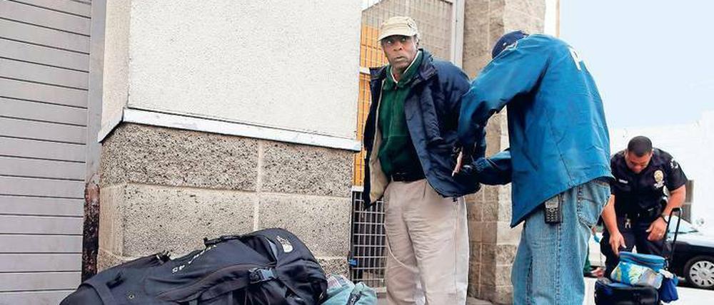 Im Visier. In vielen amerikanischen Großstädten wie hier in Los Angeles gibt es spezielle Polizeieinheiten, die Obdachlose kontrollieren. 