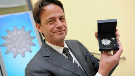 ZDF-Moderator Rudi Cerne hat vor einem Jahr die Bayerische Staatsmedaille für Innere Sicherheit für seine Arbeit in der Sendung "Aktenzeichen XY...ungelöst" erhalten.