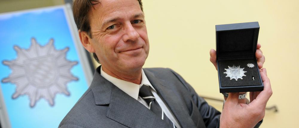 ZDF-Moderator Rudi Cerne hat vor einem Jahr die Bayerische Staatsmedaille für Innere Sicherheit für seine Arbeit in der Sendung "Aktenzeichen XY...ungelöst" erhalten.