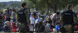 An der Grenze zwischen Griechenland und Mazedonien sind bei Zusammenstößen zwischen Flüchtlingen und der mazedonischen Polizei am Freitag mindestens fünf Flüchtlinge leicht verletzt worden.
