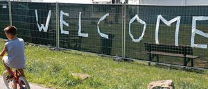 Schriftzug "Welcome" am Zaun zur Zeltunterkunft für Fluechtlinge in Marburg.