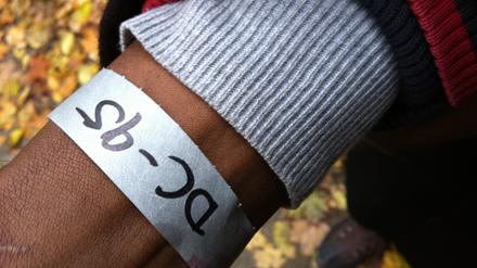 Neuangekommene Flüchtlinge erhalten jetzt am Lageso graue Armbändchen.