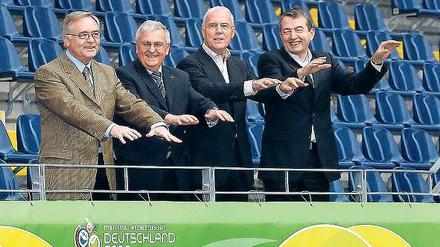 Macht mal nicht so eine Welle. Das Organisationskomitee der Fußball-WM 2006 um Präsident Franz Beckenbauer (2. v. r.) sowie die Vizepräsidenten Horst R. Schmidt, Theo Zwanziger und Wolfgang Niersbach streitet heute alle Bestechungsvorwürfe ab.