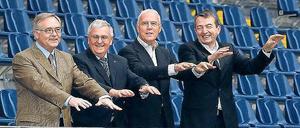 Macht mal nicht so eine Welle. Das Organisationskomitee der Fußball-WM 2006 um Präsident Franz Beckenbauer (2. v. r.) sowie die Vizepräsidenten Horst R. Schmidt, Theo Zwanziger und Wolfgang Niersbach streitet heute alle Bestechungsvorwürfe ab.