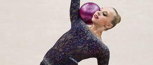 Bringt auch Basketballer zum Staunen. Die Übung mit Ball der Weltmeisterin Jana Kudrjawzewa gilt als perfekte Verbindung von Musik und Bewegung.