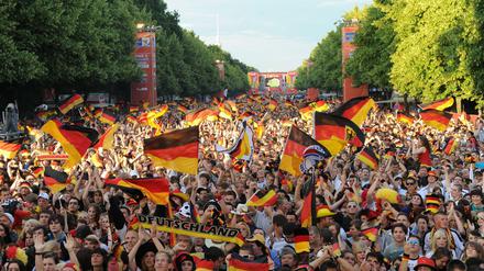 Tausende Fans warten auf der Fanmeile zur Fußball-Weltmeisterschaft in Berlin auf den Anpfiff des Spiels Deutschland - Ghana (Foto vom 23.06.2010).