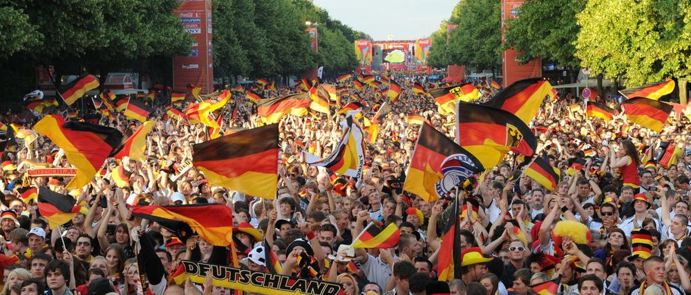Tausende Fans warten auf der Fanmeile zur Fußball-Weltmeisterschaft in Berlin auf den Anpfiff des Spiels Deutschland - Ghana (Foto vom 23.06.2010). 