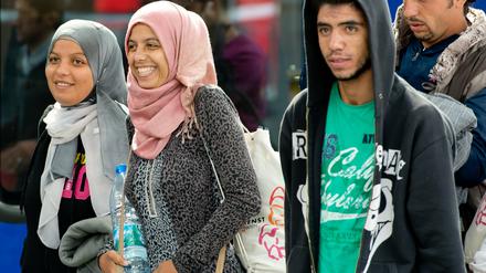 Flüchtlinge, die mit einem Zug aus Salzburg in München ankommen.