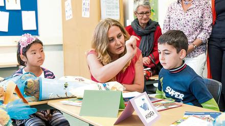 Kuscheltier in der Zuckertüte. Willkommensklasse der Neuköllner Hermann-Nohl-Grundschule.