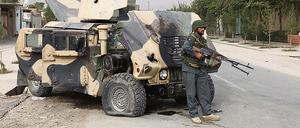 Ein afghanischer Soldat sichert eine Straße.