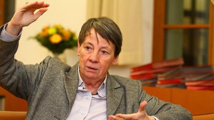 Barbara Hendricks (SPD), Bundesministerin für Umwelt, Naturschutz, Bau und Reaktorsicherheit seit dem 17. Dezember 2013; fotografiert beim Interview im Ministerium, Stresemannstraße 128 - 130 in Berlin-Kreuzberg.