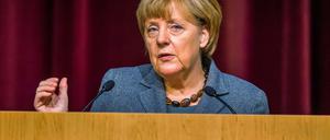 Bundeskanzlerin Angela Merkel (CDU) spricht am 17.10.2015 in Grimmen (Mecklenburg-Vorpommern) auf dem CDU-Kreisparteitag für Vorpommern-Rügen unter dem Motto «Augenmaß und Mitte». 