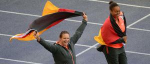 Ehrenrunde mit Fahne. Weltmeisterin Christian Schwanitz gewinnt auch das Kugelstoßen beim Istaf.