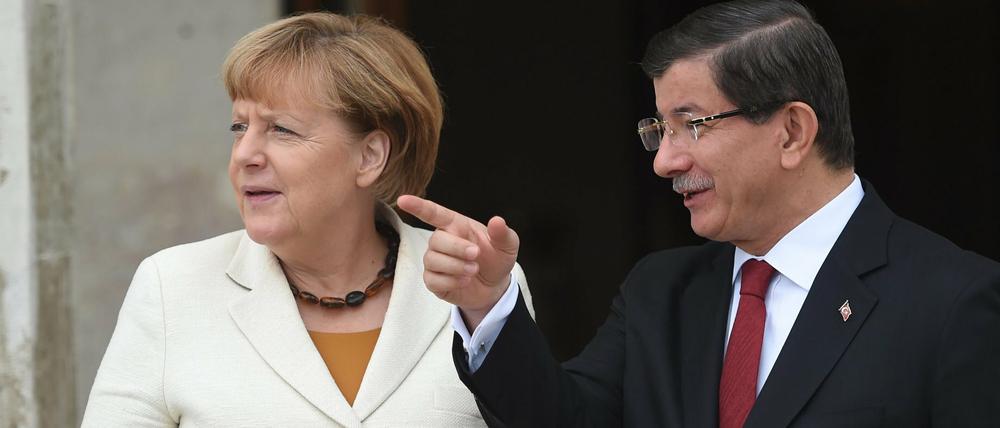Angela Merkel hat am Sonntagmorgen in Istanbul zunächst den türkischen Premierminister Ahmet Davutoglu getroffen.