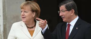 Angela Merkel hat am Sonntagmorgen in Istanbul zunächst den türkischen Premierminister Ahmet Davutoglu getroffen.