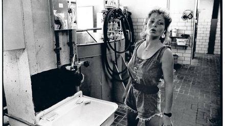 Eine Arbeiterin des VEB Kosmetik-Kombinats, porträtiert von Barbara Köppe für ihre Serie "Frauen - Schönheit - Schicht".