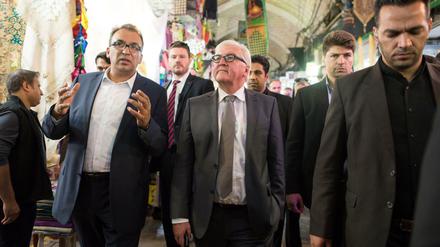 Bundesaußenminister Frank-Walter Steinmeier besucht am 18.10.2015 den Basar in Teheran.